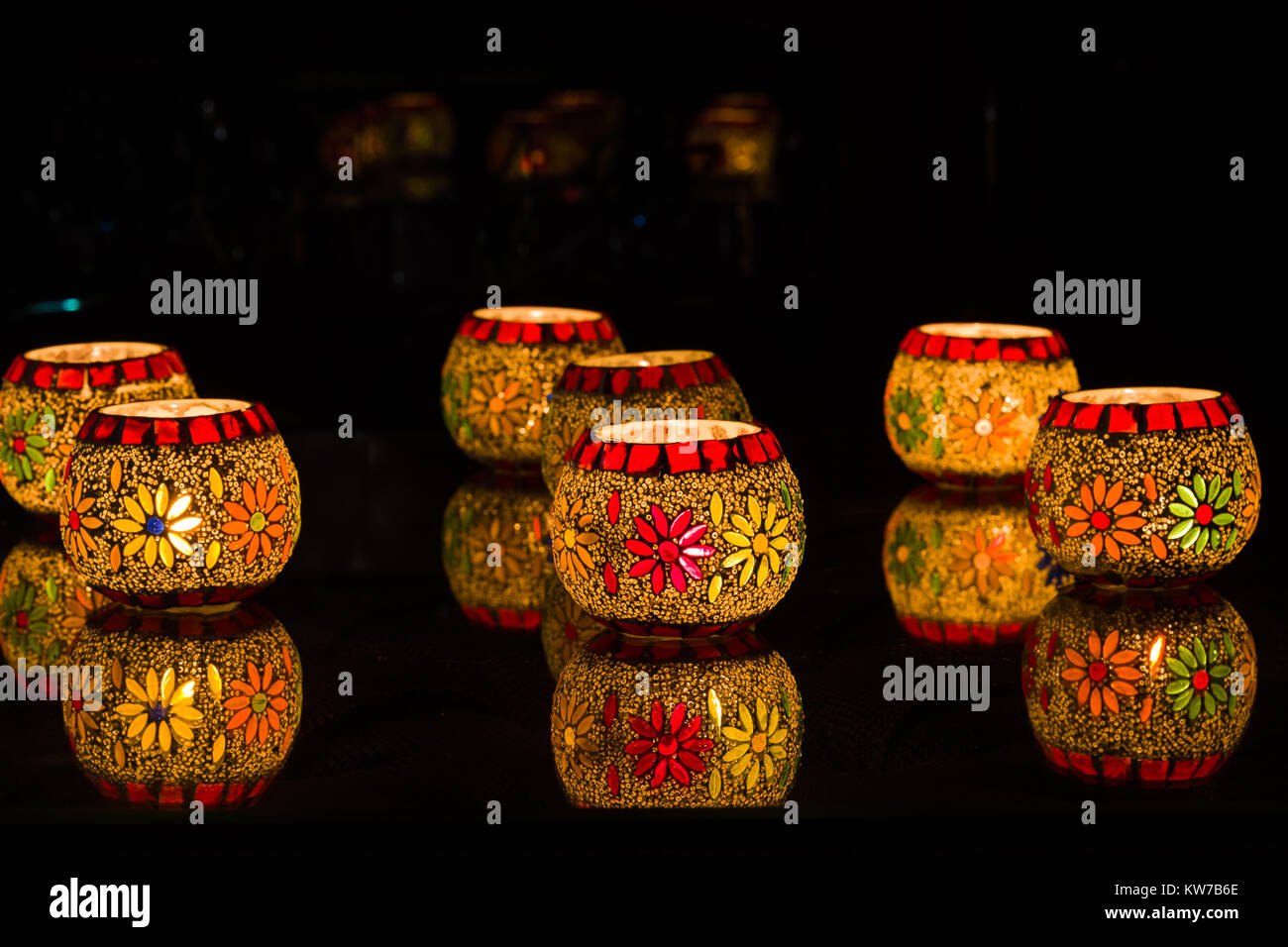 Beleuchtete bunte Kerzen votive an Diwali feiern Stockfoto