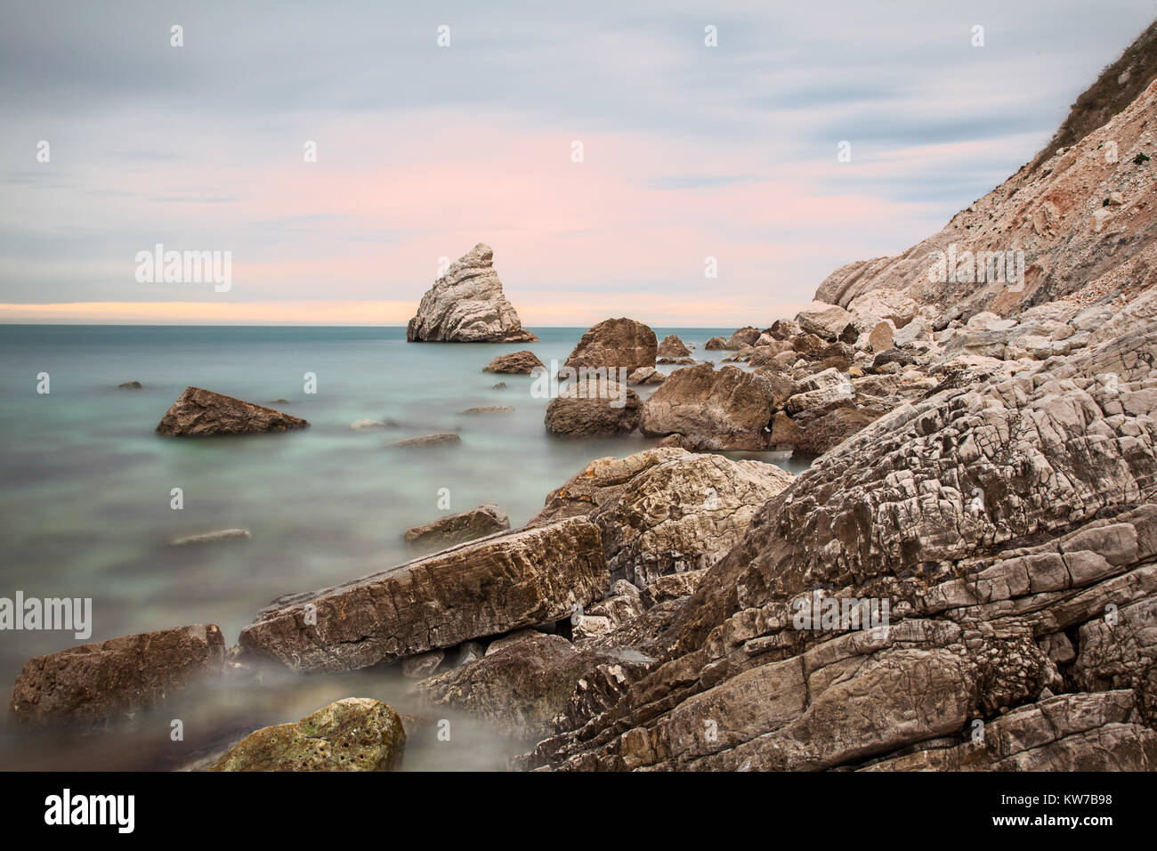 La Vela Klippe in Portonovo Beach, Riviera del Conero, Ancona, Italien Stockfoto