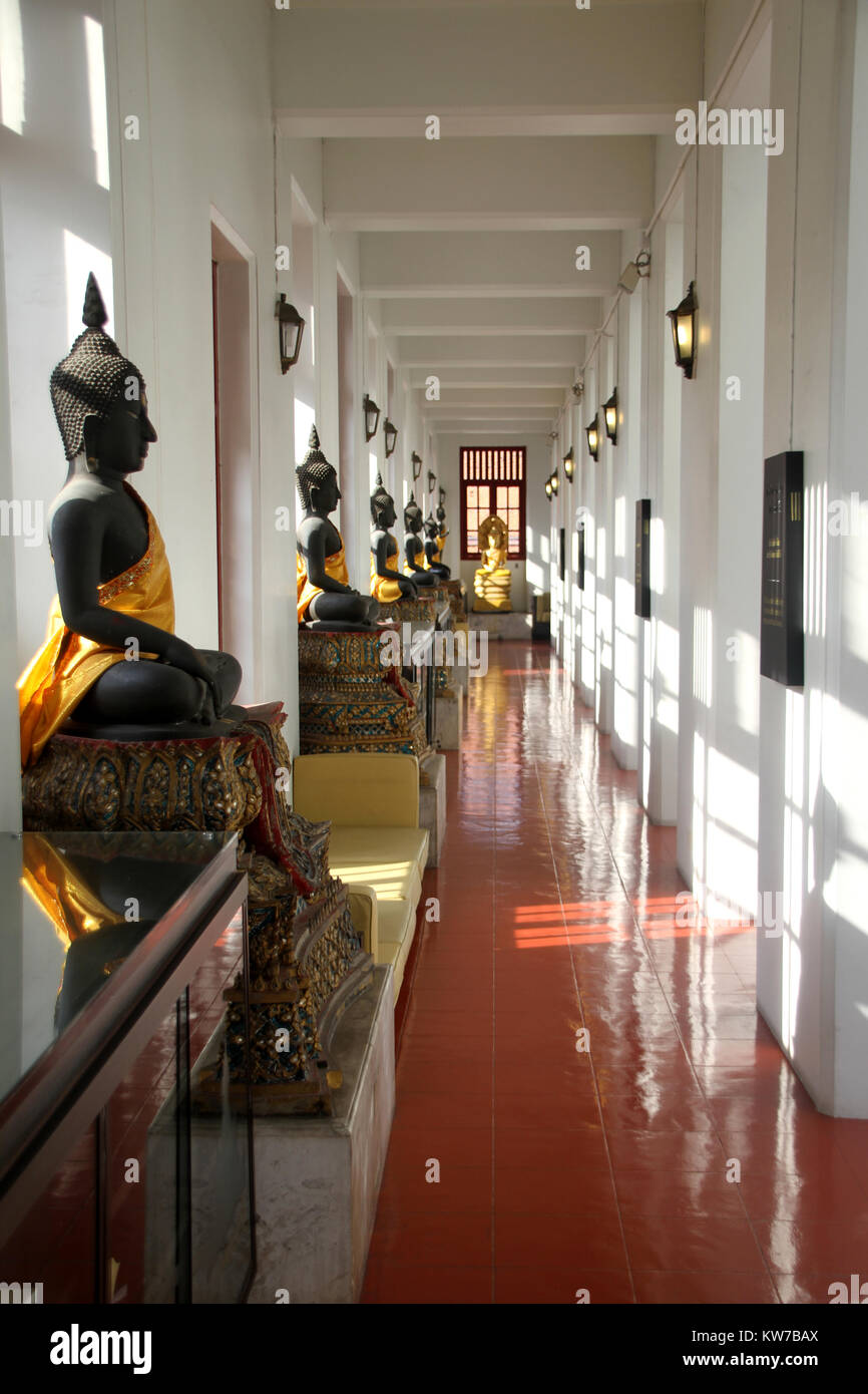 Flur im Tempel Loha Prasat in Wat Ratchanatdaram Worawihan, Bangkok, Thailand Stockfoto