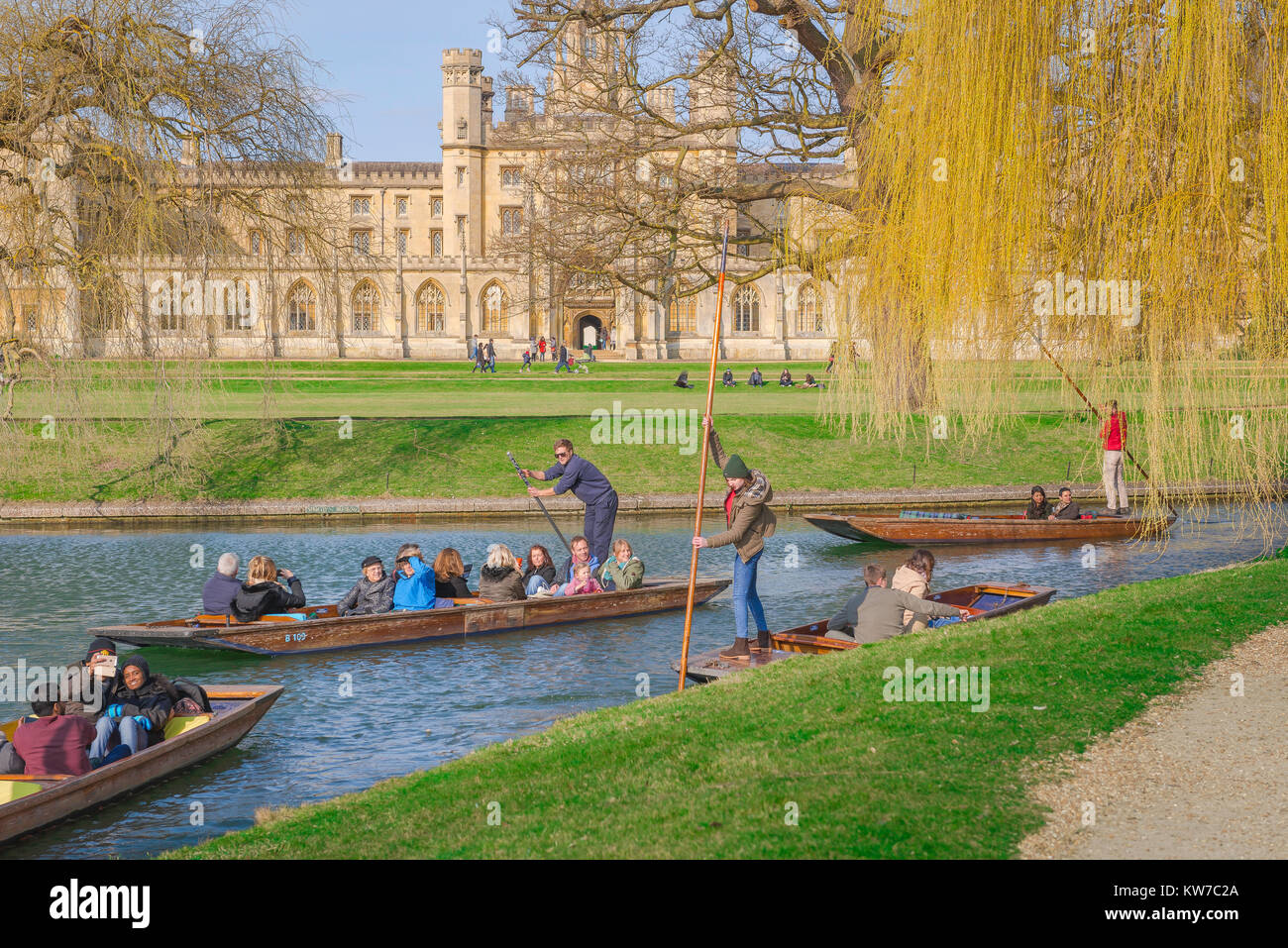 Cambridge UK stochern, an einem Frühlingsmorgen in Cambridge, Großbritannien, Touristen, unternehmen Sie einen Ausflug in einen Stocherkahn auf dem Fluss Cam, Segelfliegen Vergangenheit St John's College. Stockfoto