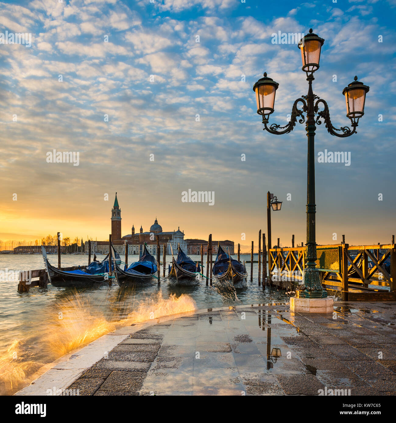 Gondeln auf dem Canal Grande bei Sonnenaufgang in Venedig, Italien Stockfoto