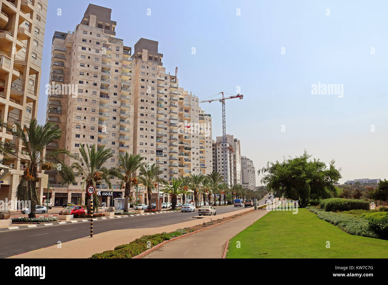 Aschkelon, Israel - 19. SEPTEMBER 2017: moderne Wohnhäuser auf der Avenue in Aschkelon - beliebter Ferienort und Küstenstadt Stockfoto