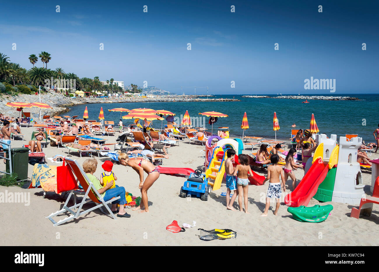 Sanremo Ligurien Italien 23 Mai 2009 Menschen Am Mittelmeer Offentliche Strand In Sanremo Italien An Einem Heissen Sommertag Stockfotografie Alamy
