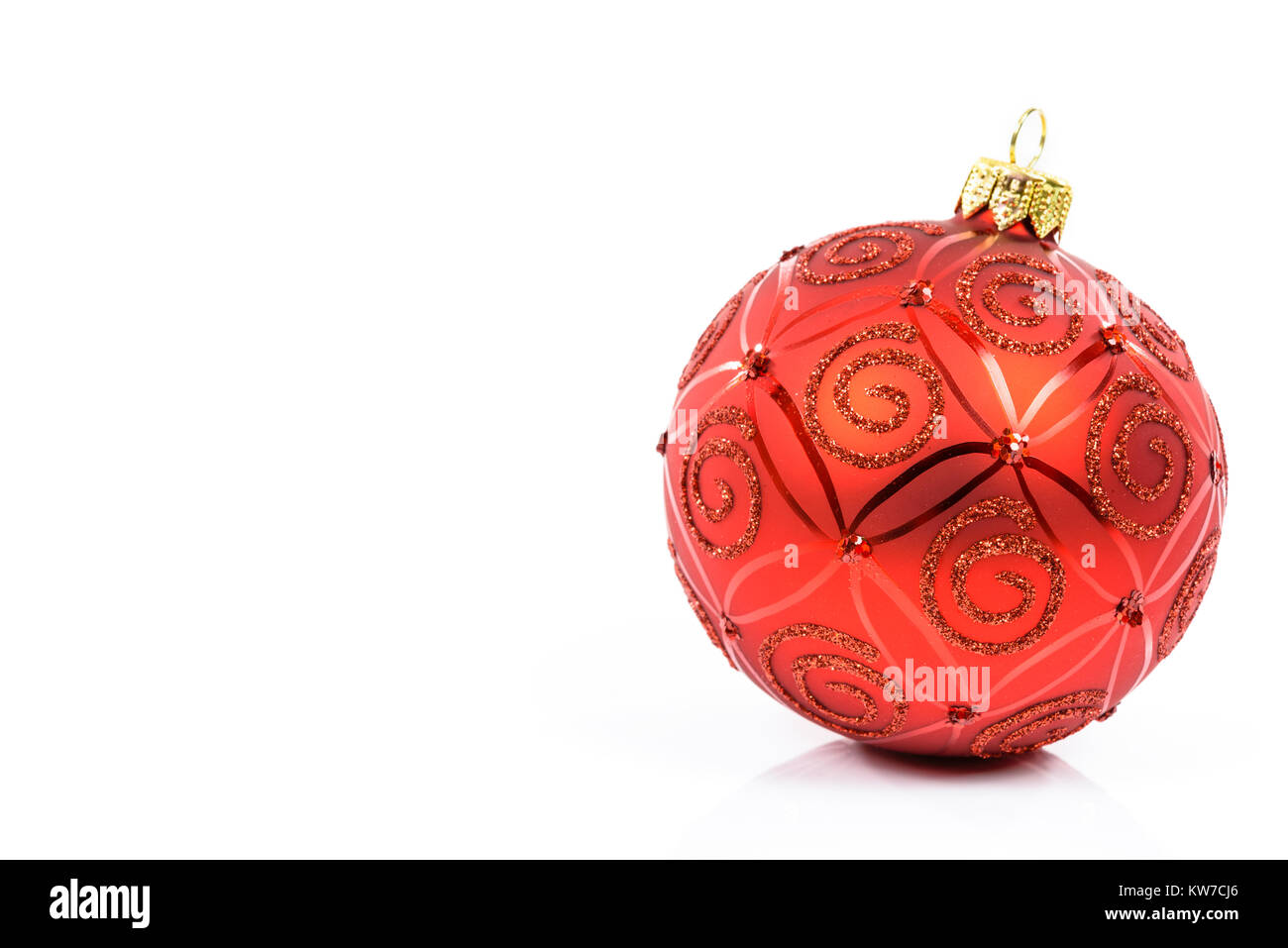 Perfekt und ideal rot Glas Christmas Ball auf einem weißen Hintergrund in Nahaufnahme mit Kopie Ort Stockfoto