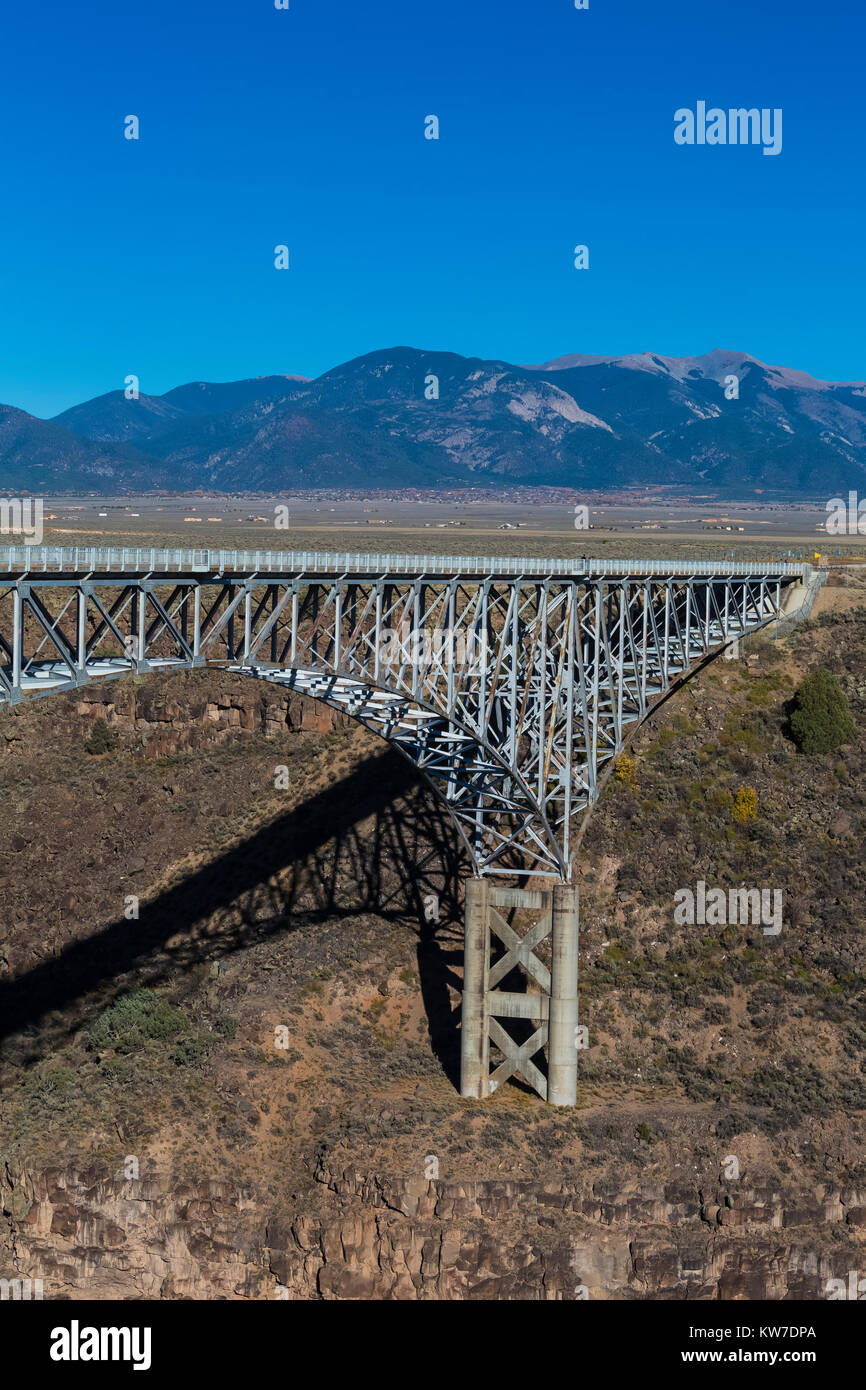 Rio Grande Schlucht Brücke über den Rio Grande Schlucht und US Route 94 hoch über dem Fluß, Rio Grande del Norte National Monument, Neue mexic Stockfoto