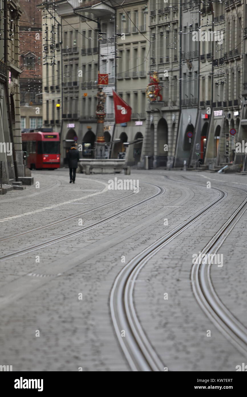 Die Altstadt von Bern in der Schweiz ist ein UNESCO-Weltkulturerbe und ist weitgehend Fußgängerzone. Straßenbahnen sind eine gemeinsame Form der Beförderung. Stockfoto