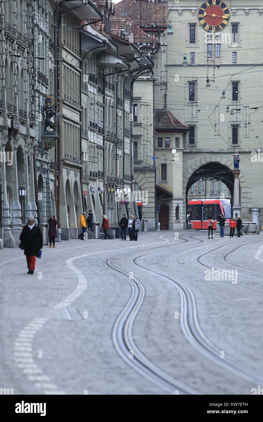 Bern, die Hauptstadt der Schweiz, hat eine weitgehend Fußgängerzone in der Altstadt, mit Straßenbahnen eine gemeinsame Form des Verkehrs Stockfoto
