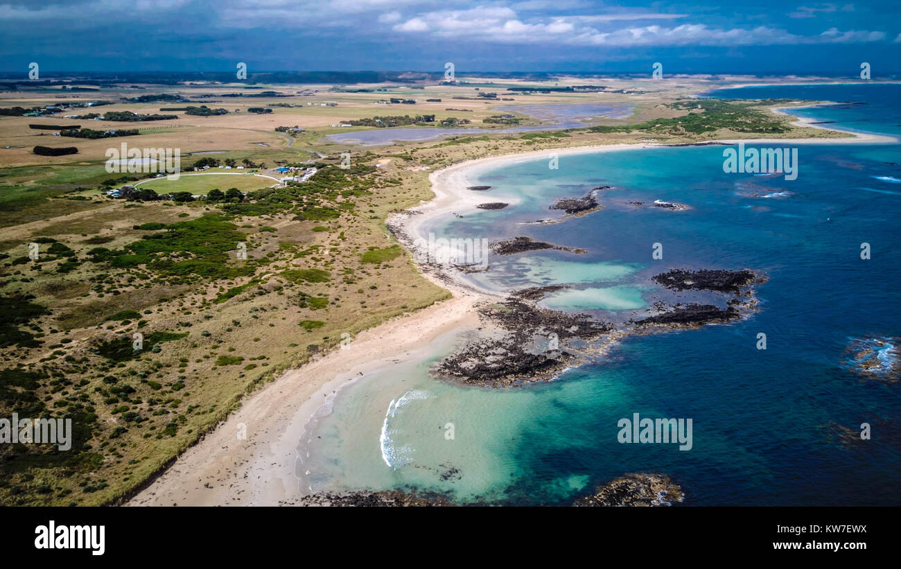 Landschaft drone Aussicht auf den Strand in der Nähe von Warnambool, Victoria, Australien. Stockfoto