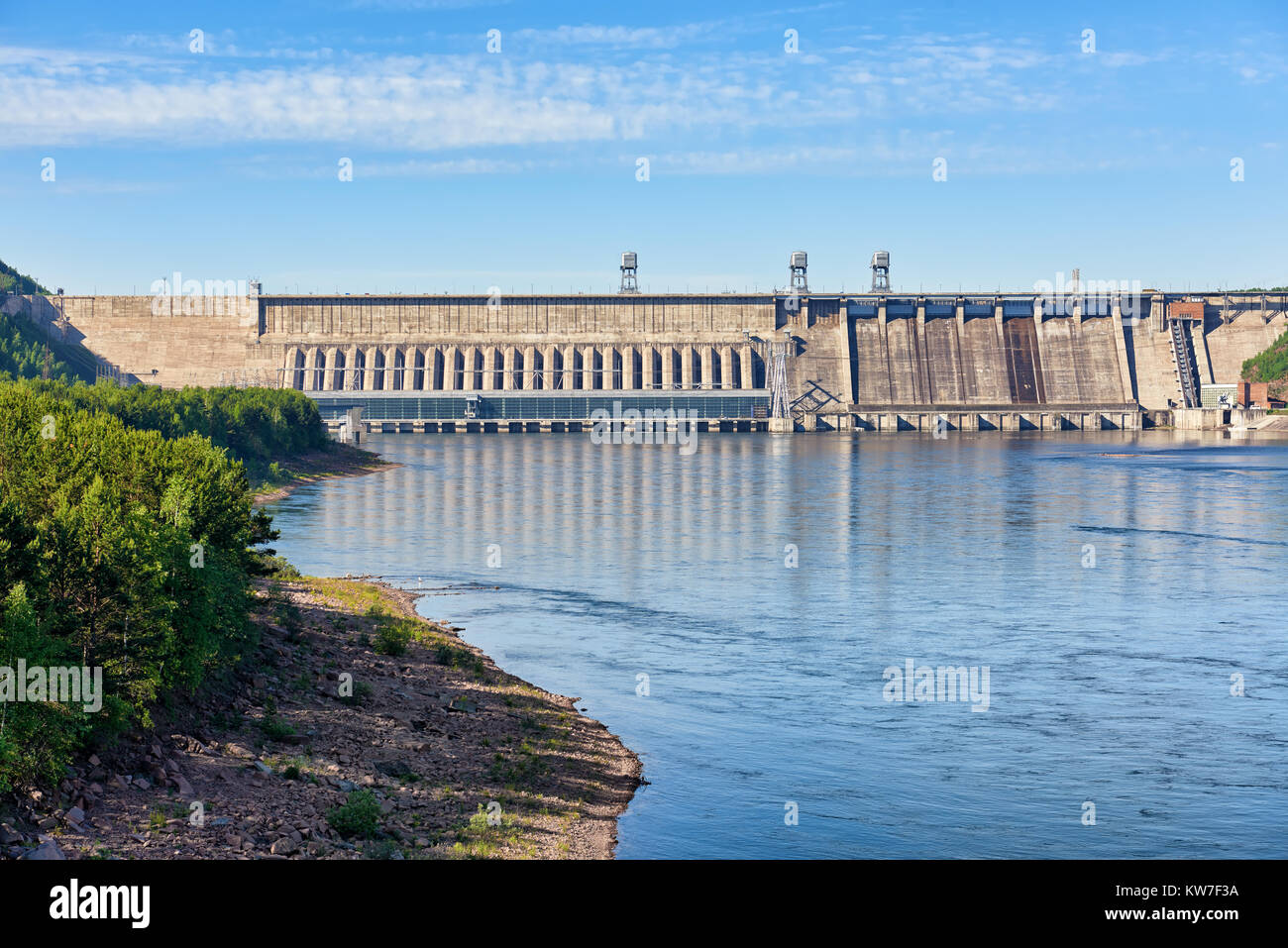 Krasnoyarsk Staudamm. Leistungsfähige Wasserkraftwerk in Sibirien am Jenissei River. Russland Stockfoto