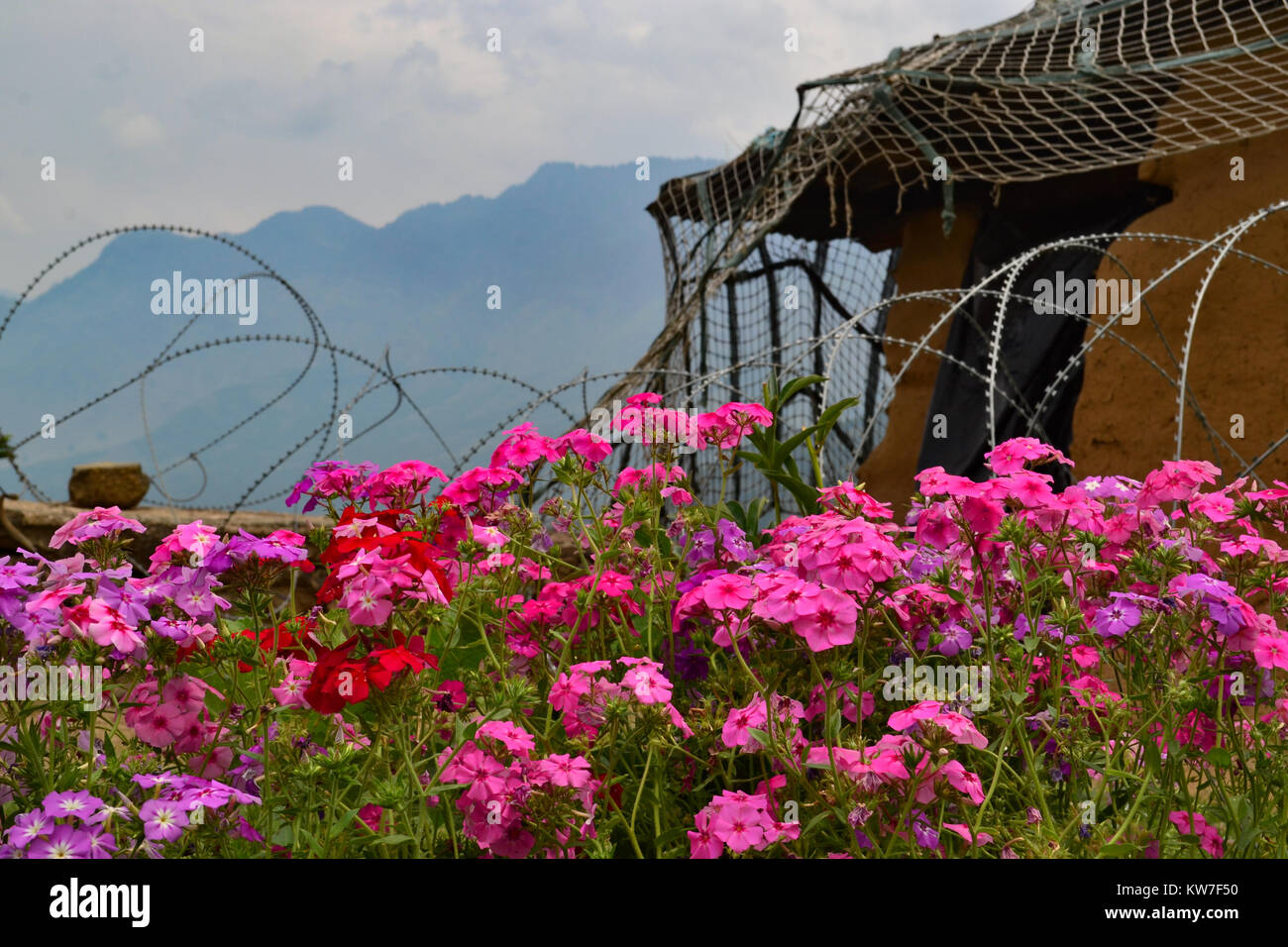 Eine militärische Bunker mit Blick auf Srinagar in Kaschmir Stockfoto