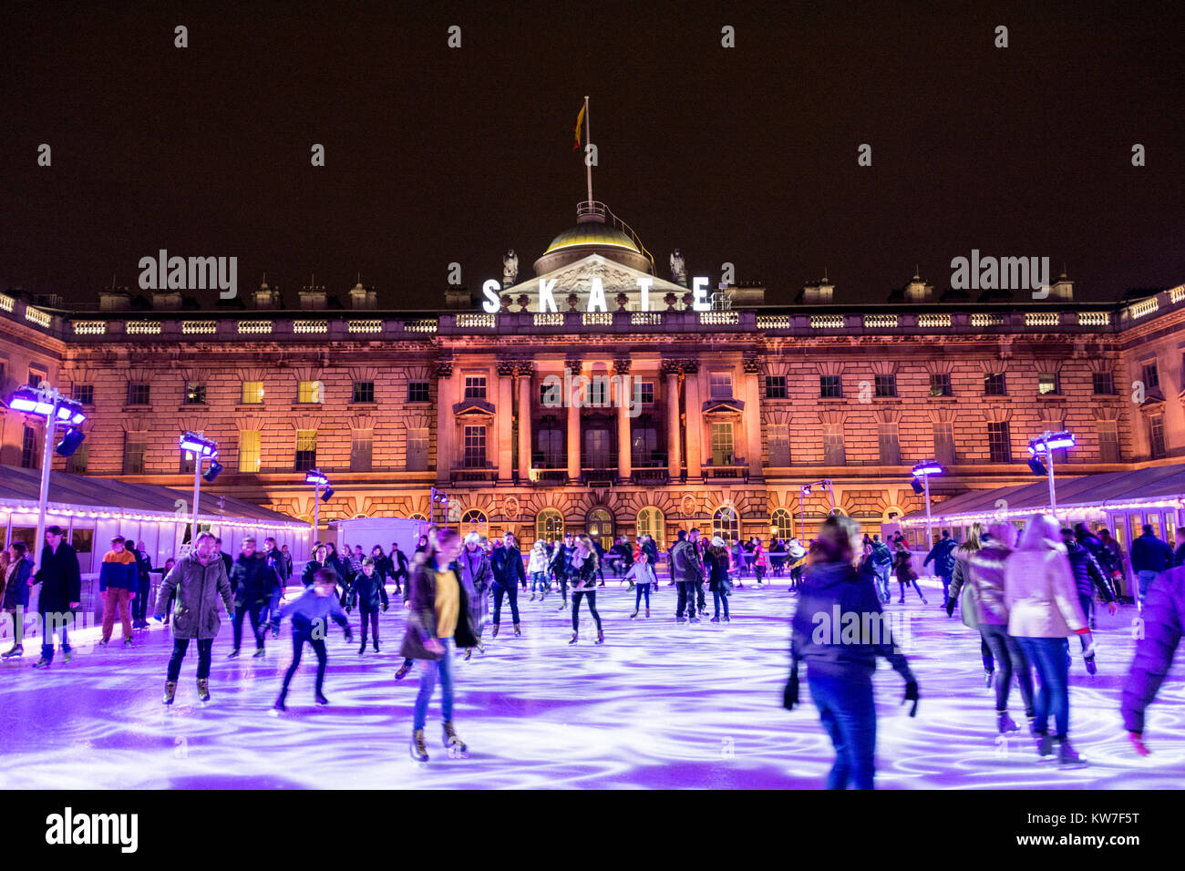 Nacht Zeit Skater im Innenhof mit Springbrunnen am Skaten, Somerset House London, WC2, UK Stockfoto