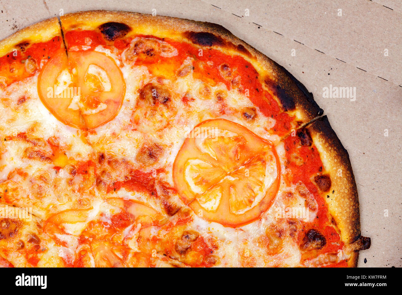 Closeup Schuß für verbrannte Pizza in einem Karton Stockfoto