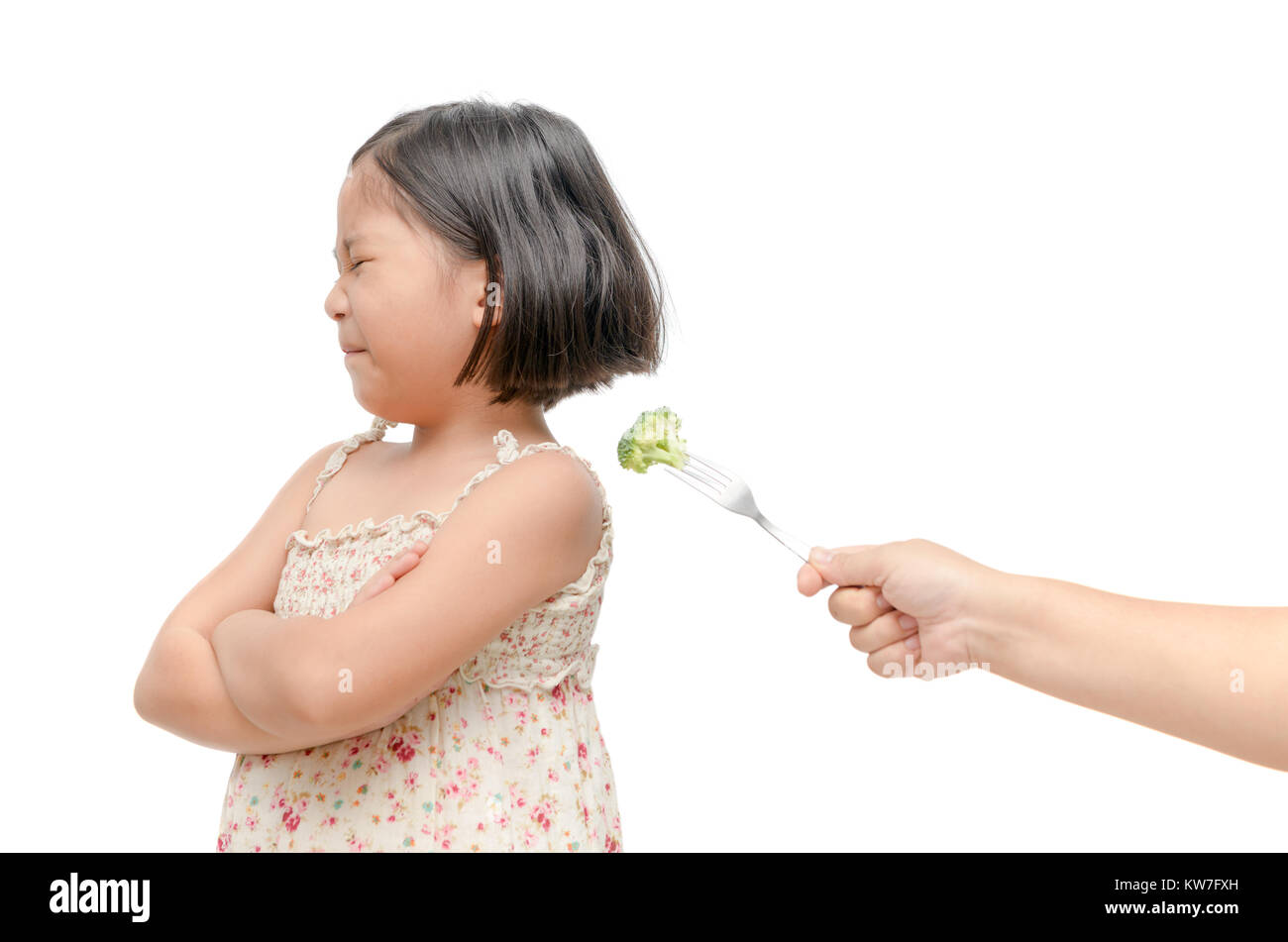 Asiatische kind Mädchen mit Ausdruck der Abneigung gegen Gemüse auf weißem Hintergrund, Ablehnen, essen Konzept Stockfoto