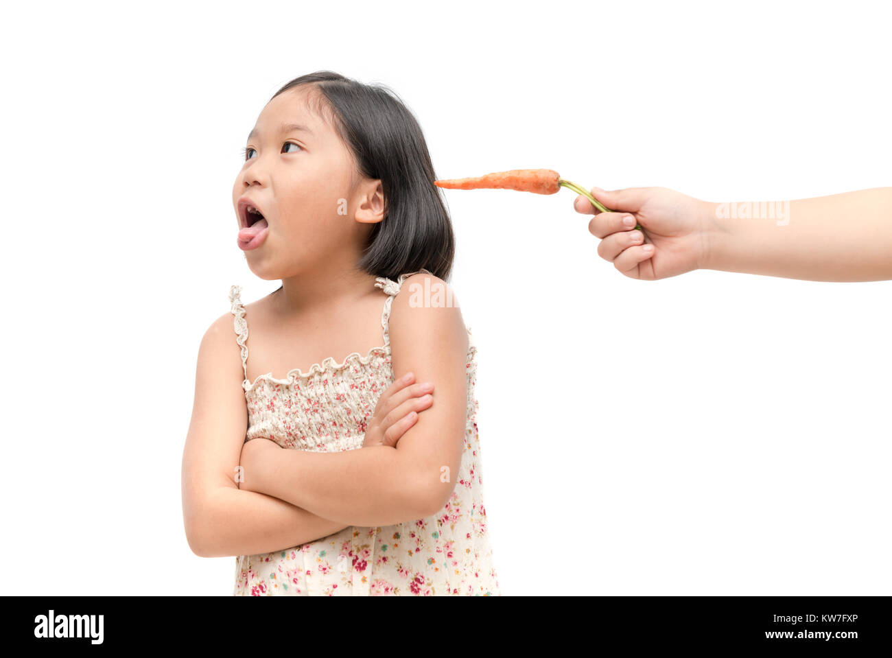 Asiatische kind Mädchen mit Ausdruck der Abneigung gegen Gemüse auf weißem Hintergrund, Ablehnen, essen Konzept Stockfoto