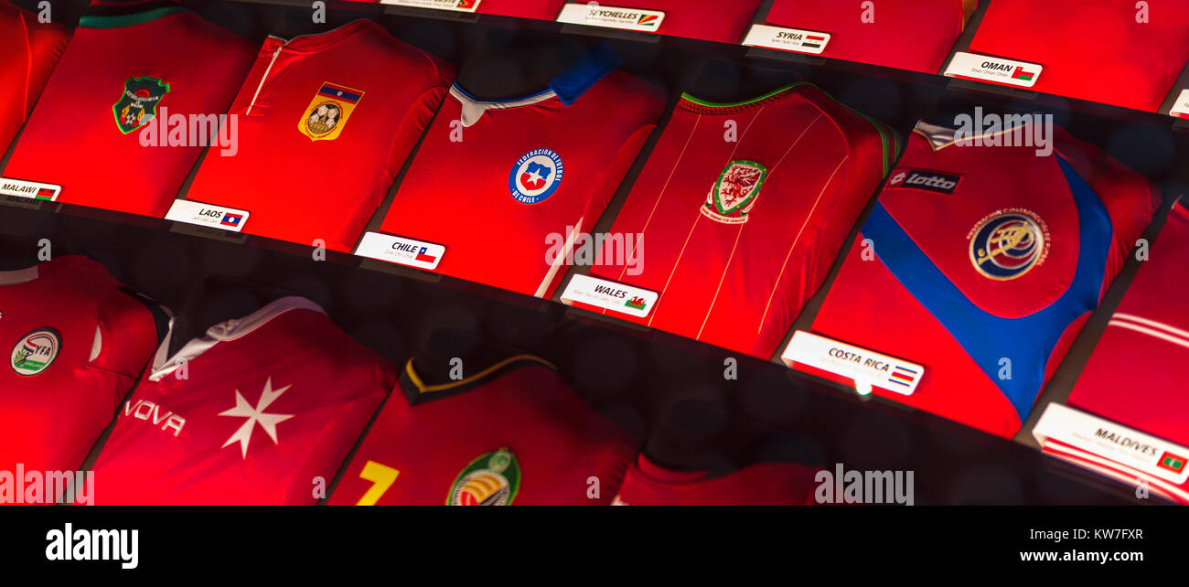 Mit den Uniformen der verschiedenen nationalen Teams - FIFA-Mitglieder in FIFA Museum stehen. Zürich, Schweiz Stockfoto