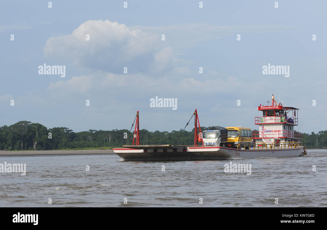 Ein Fahrzeug mit der Fähre überquert den Fluss Napo in der Nähe von Coca oder Puerto Francisco de Orellana. Coca, Puerto Francisco de Orellana, Orellana, Ecuador. Stockfoto