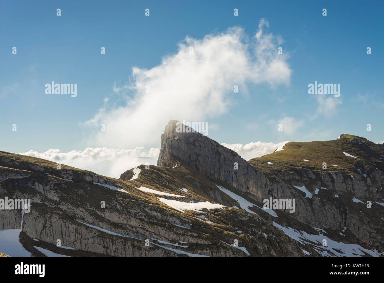 Wolkenfetzen umspielen den Gipfel des Sagzahn im Rofangebirge in der Morgensonne ein Einems Frühlingstag, Tiol, Österreich Stockfoto