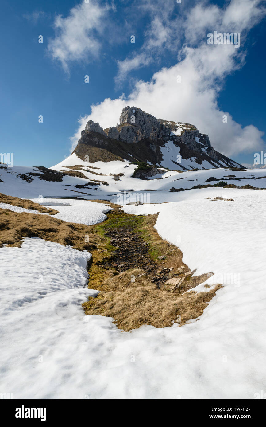 Felswand des Haidachstellwand im Rofangebirge vor schmelzenden Schnee und blauem Himmel in sonniger Frühlingstag, Tirol, Österreich Stockfoto