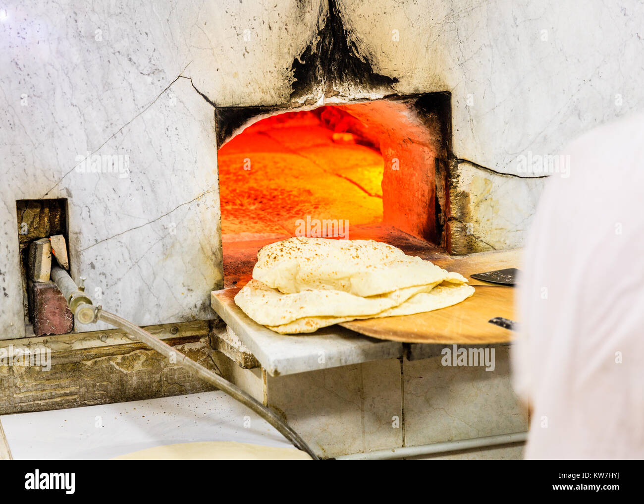 Backen traditionelles arabisches Fladenbrot in einer Bäckerei in der Altstadt von Dubai Stockfoto