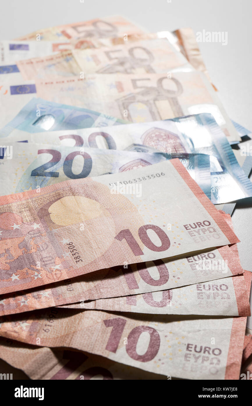 10, 20 & 50 Euro wert, die zufällig in vertikaler Richtung angeordnet Stockfoto