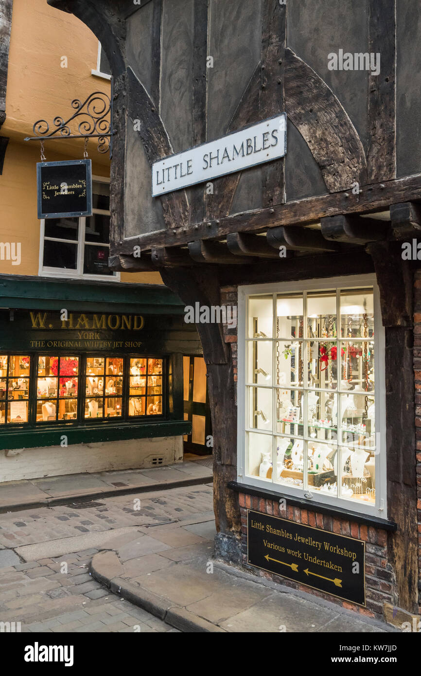 Kreuzung am malerischen historischen Shambles, York mit 2 Juweliere Geschäfte auf beiden Seiten der schmalen Straße mit hellen Fenster zeigt - England, UK. Stockfoto