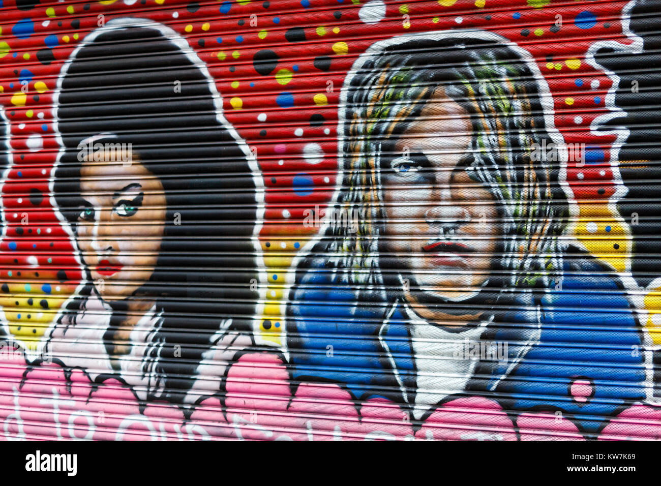 Shutter auf London Bar mit Spray - gemalte Illustrationen von Kurt Cobain und Amy Winehouse. Stockfoto