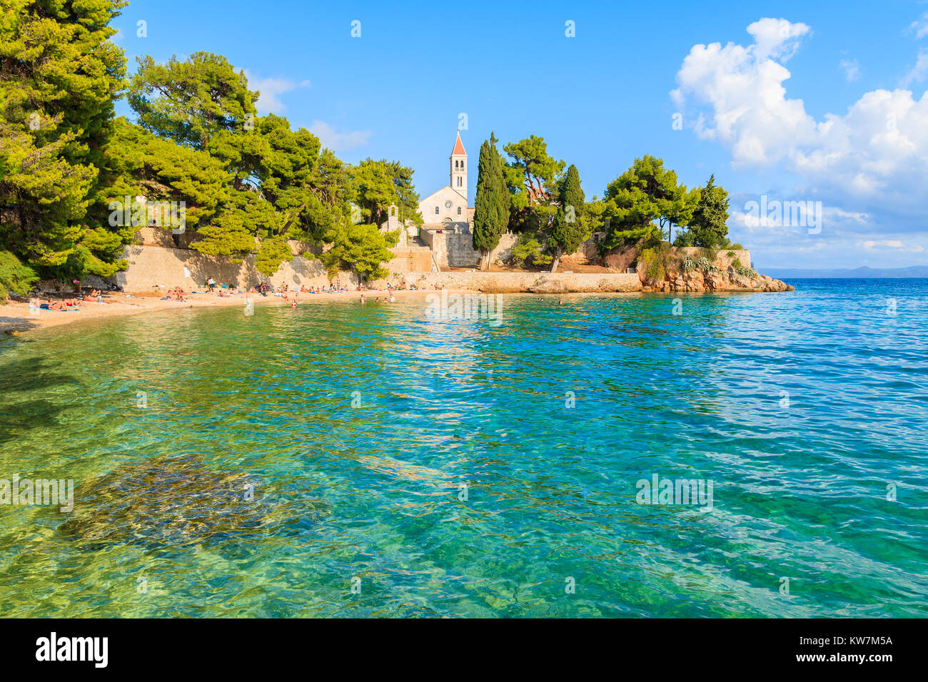 Einen atemberaubenden Meerblick Bucht mit Strand und Blick auf die Dominikanische Kloster in Abstand, Bol, Insel Brac, Kroatien Stockfoto