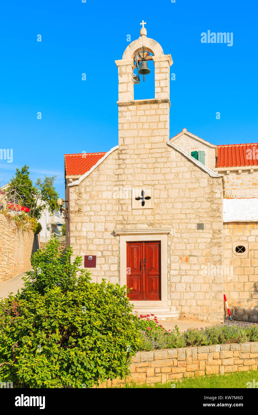 Kirche in Bol Altstadt gegen den blauen Himmel, Insel Brac, Kroatien Stockfoto