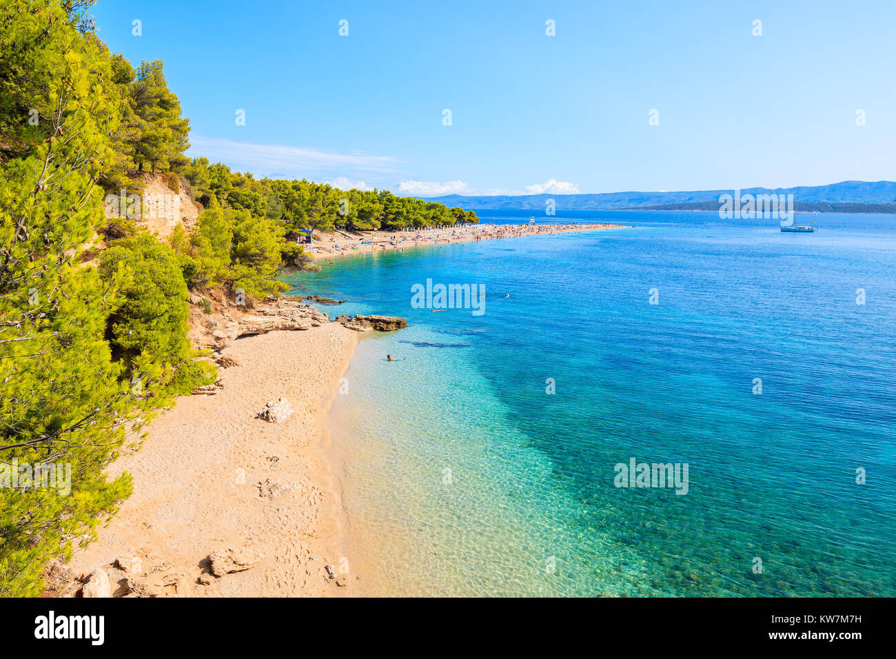 Blick auf den Strand Zlatni Rat (Goldenes Horn) mit schönen Meer Wasser, die meisten berühmten Strand der Adria, Insel Brac, Kroatien Stockfoto