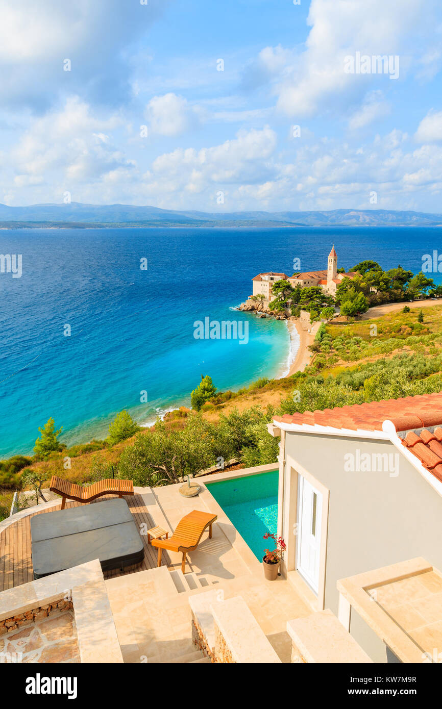 Blick auf die berühmten Dominikanischen Kloster am Strand in Bol Stadt mit Ferienwohnung Terrasse im Vordergrund, Insel Brac, Kroatien Stockfoto
