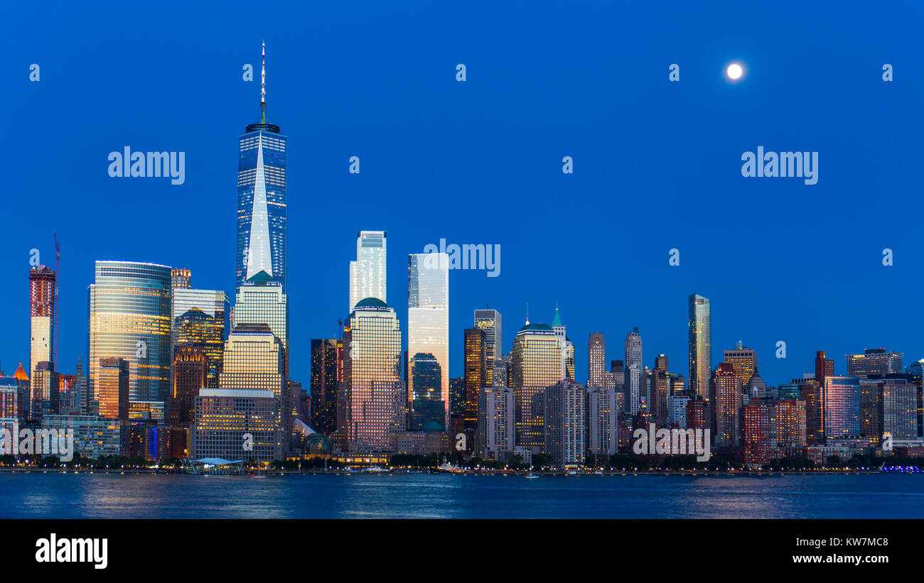 Lower Manhattan Skyline und Mond in der blauen Stunde steigt, NYC, USA Stockfoto