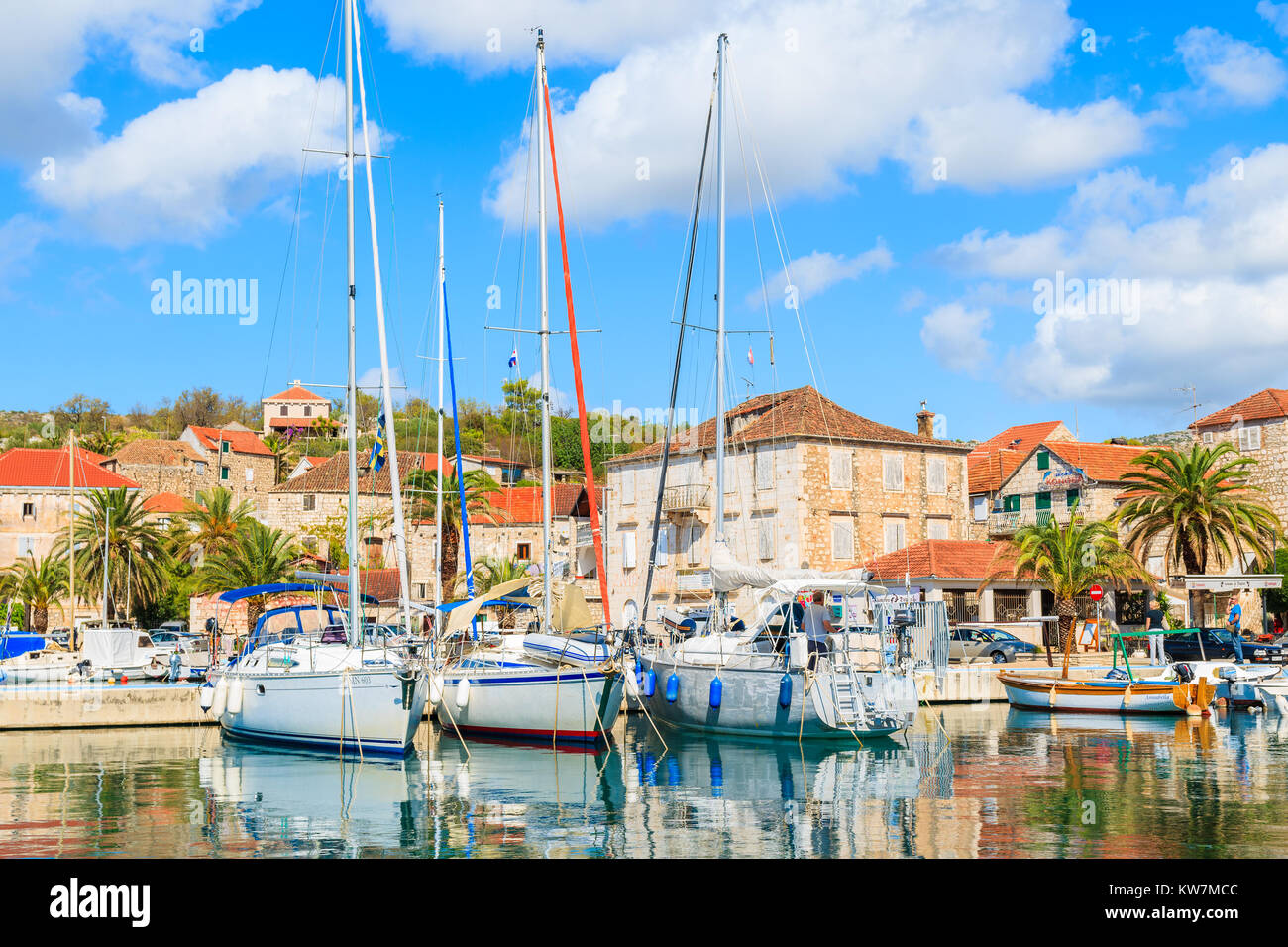 MILNA HAFEN, Insel Brac - May 12, 2017: Blick auf Hvar Hafen mit Segel- und Fischerboote auf sonnigen Sommertag, Insel Brac, Kroatien Stockfoto