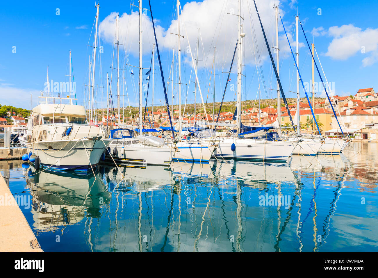 Blick auf Hvar Hafen mit Segel- und Fischerboote auf sonnigen Sommertag, Insel Brac, Kroatien Stockfoto