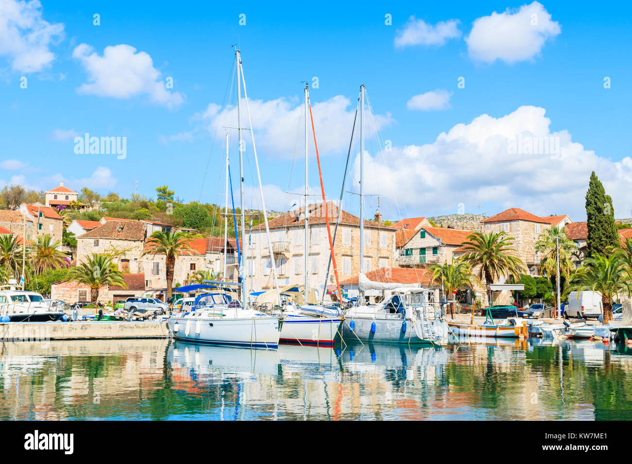 Blick auf Hvar Hafen mit Segel- und Fischerboote auf sonnigen Sommertag, Insel Brac, Kroatien Stockfoto