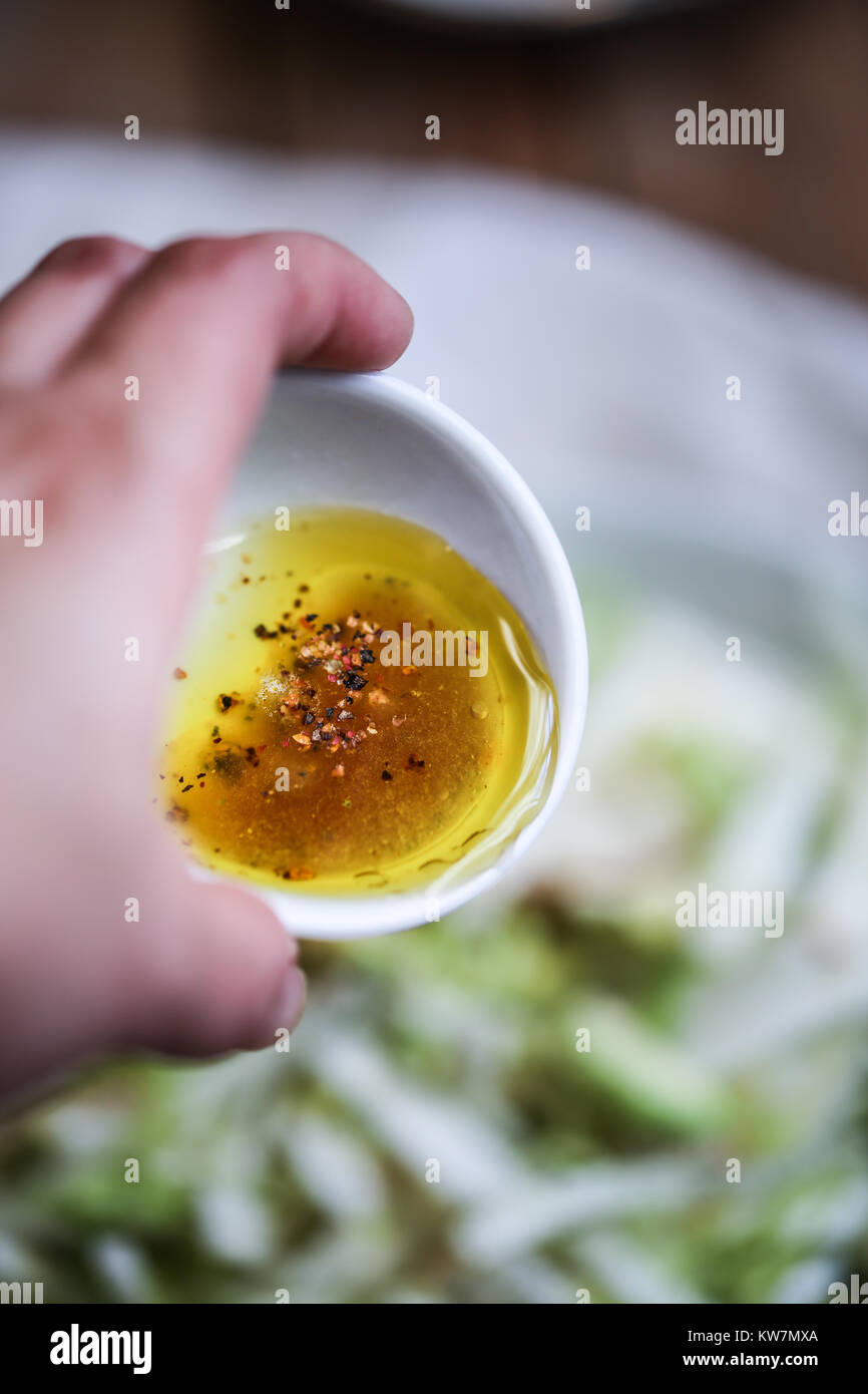 Tasse mit sesoning. Olivenöl, mapple Sirup, Zitronensaft, Chiliflocken Stockfoto