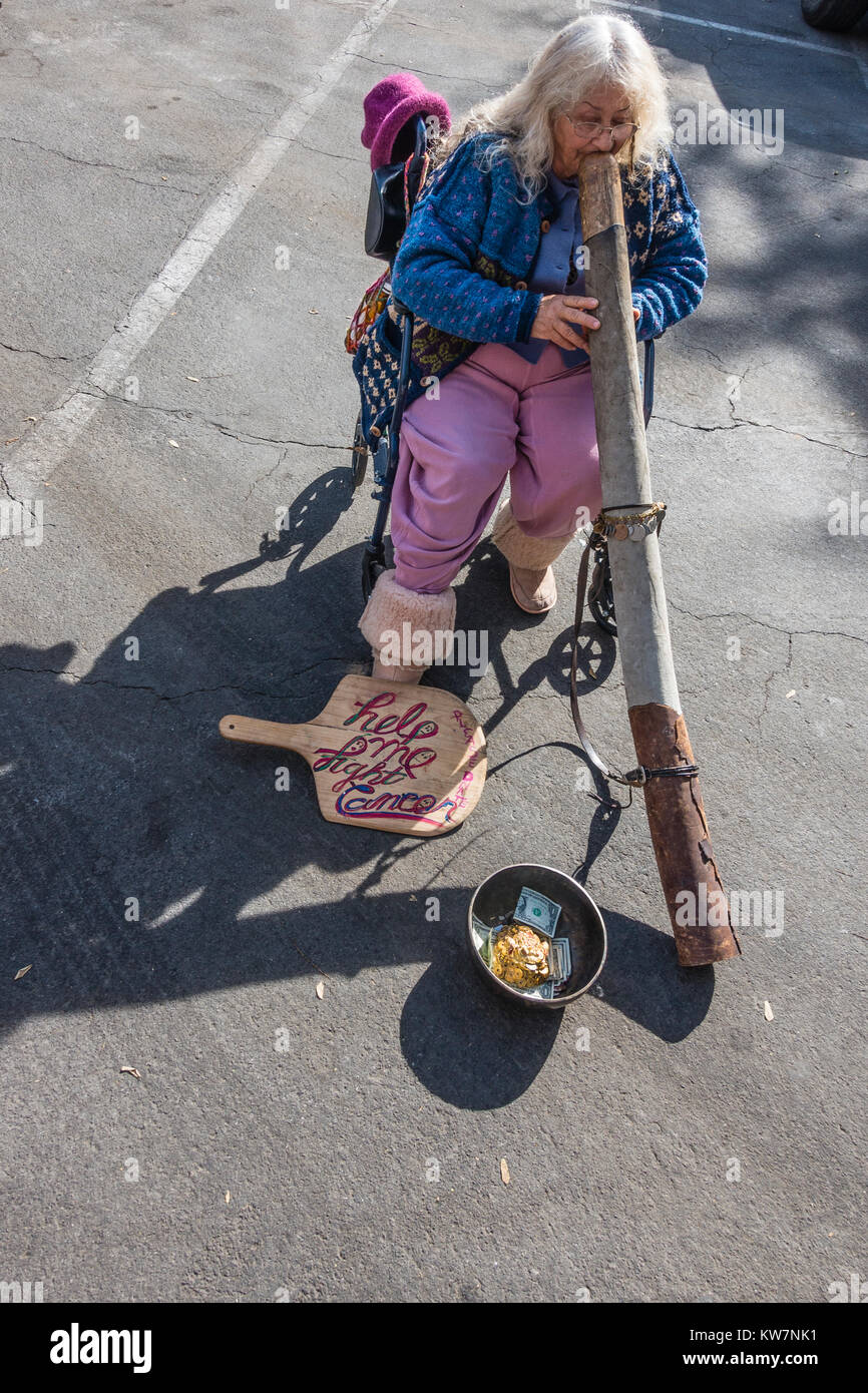 Frau spielen Didgeridoo im Santa Barbara, California's Bauernmarkt. Das Didgeridoo (auch bekannt als didjeridu) ist ein blasinstrument. Stockfoto