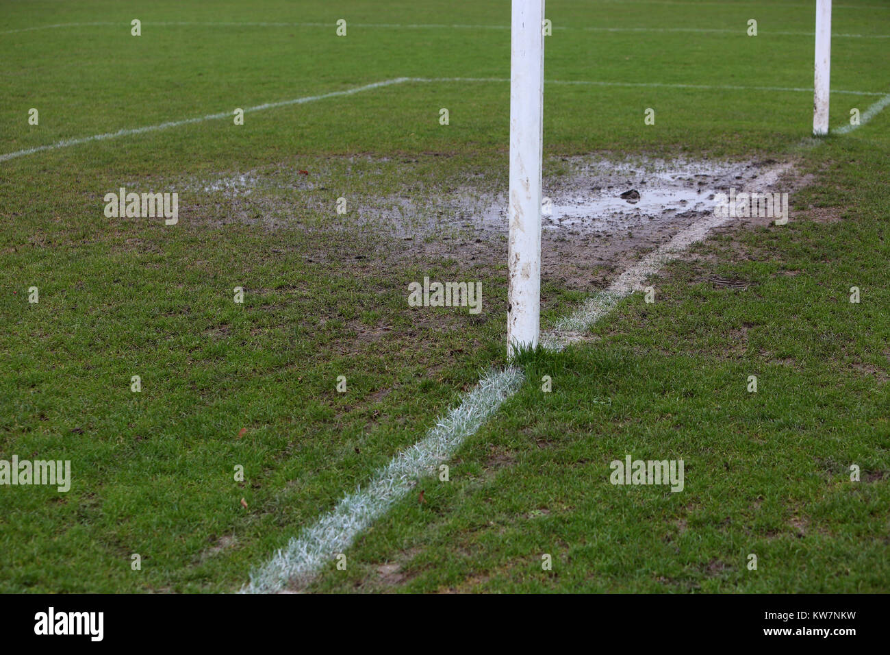 Die bosham vs Lancing United Football Match wurde aufgrund dieser waterlogged Pitch abgebrochen. Stockfoto