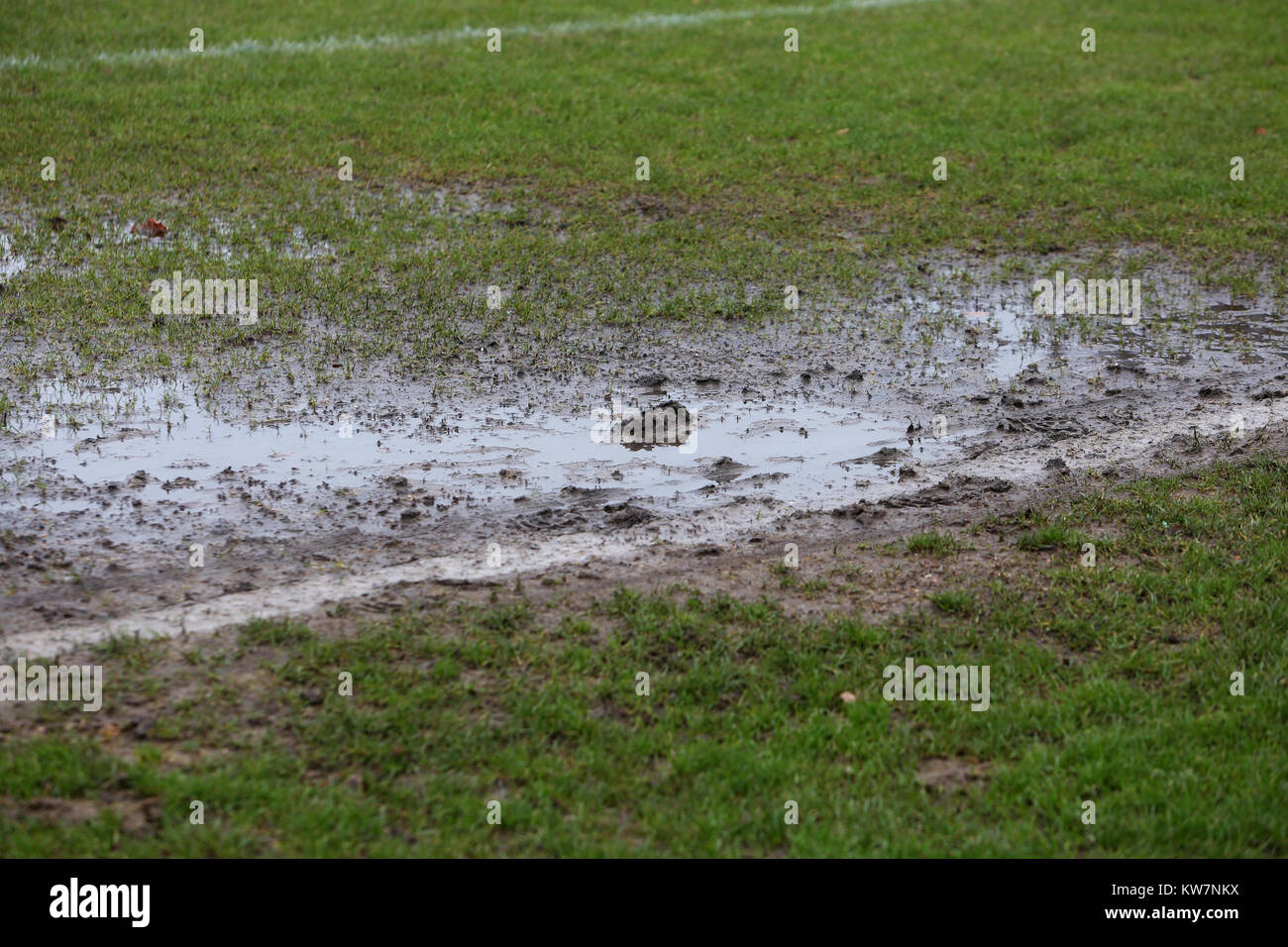 Die bosham vs Lancing United Football Match wurde aufgrund dieser waterlogged Pitch abgebrochen. Stockfoto