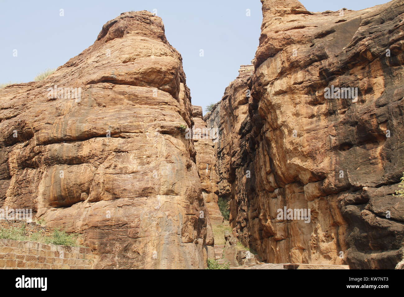 Blick auf und von badami Höhlen, Karnataka, Indien Stockfoto