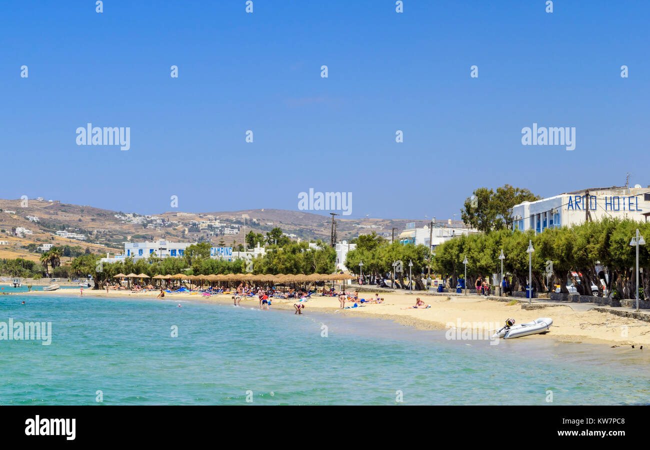 Die Stadt Seite von Livadia Beach, Parikia, Paros, Kykladen, Griechenland Stockfoto