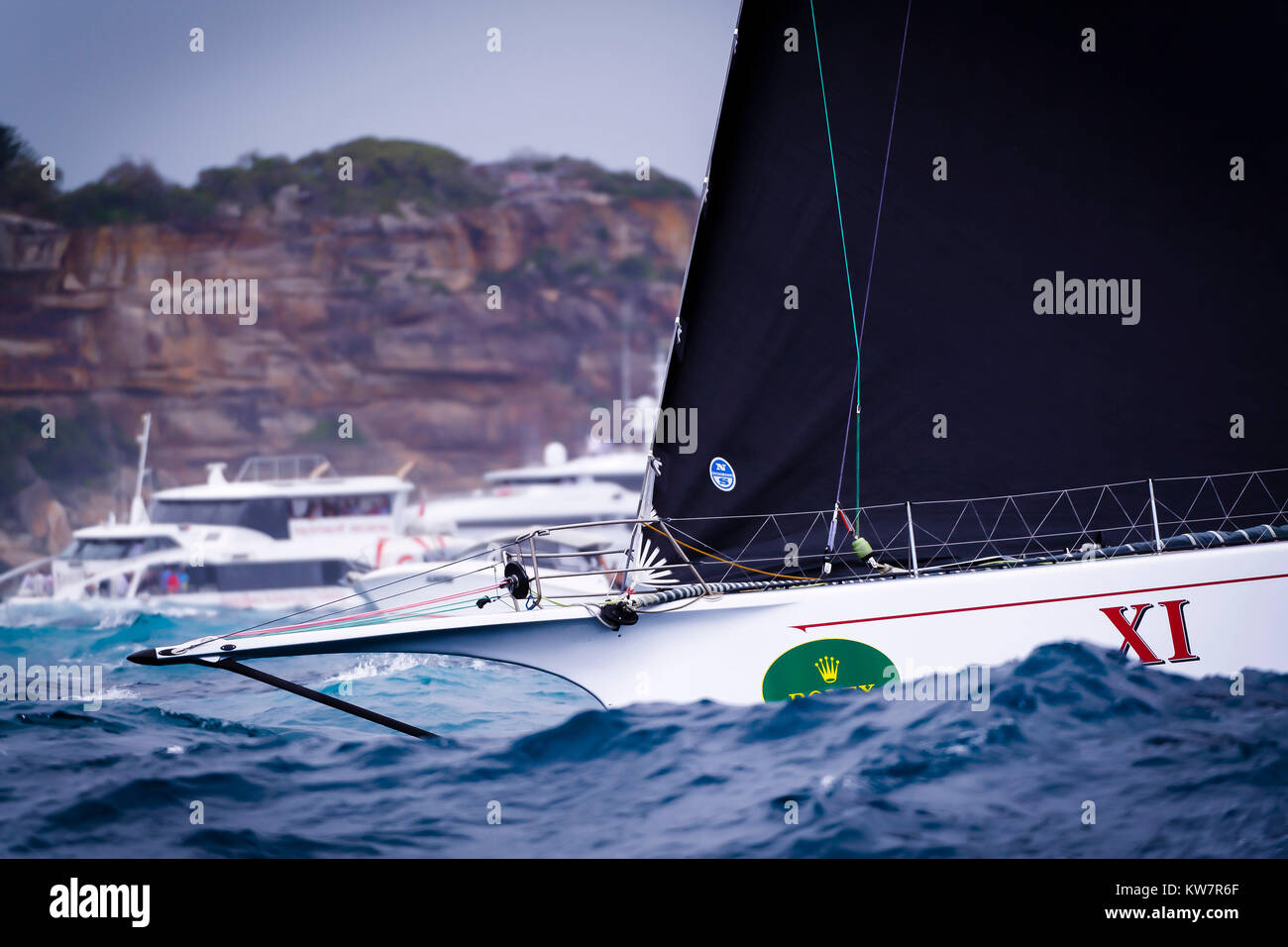 WILD OATS XI mit Skipper Mark Richards Köpfe aus den Hafen von Sydney nach dem Start der 73 nd Rolex Sydney Hobart Yacht Race 2017 im Hafen von Sydney in Sydney, NSW, Australien Ozean zu öffnen. © Hugh Peterswald/Alamy Stockfoto