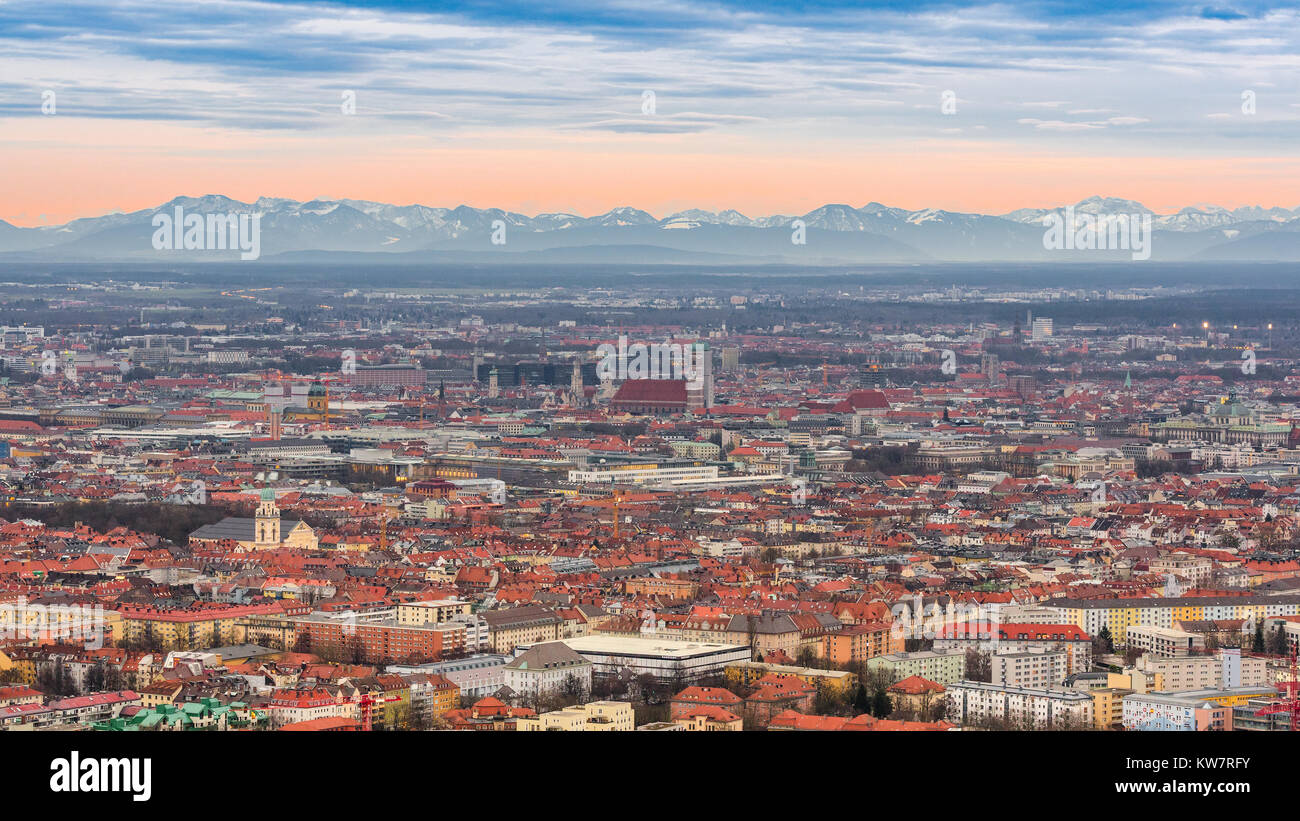 München historische Zentrum Panoramablick Antenne Stadtbild mit Alpen auf Skyline ridge vor Sonnenuntergang Stockfoto