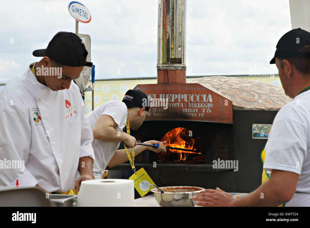Neapolitanische Pizza-Chef mit einem Holzofen open air Pizza Stockfoto