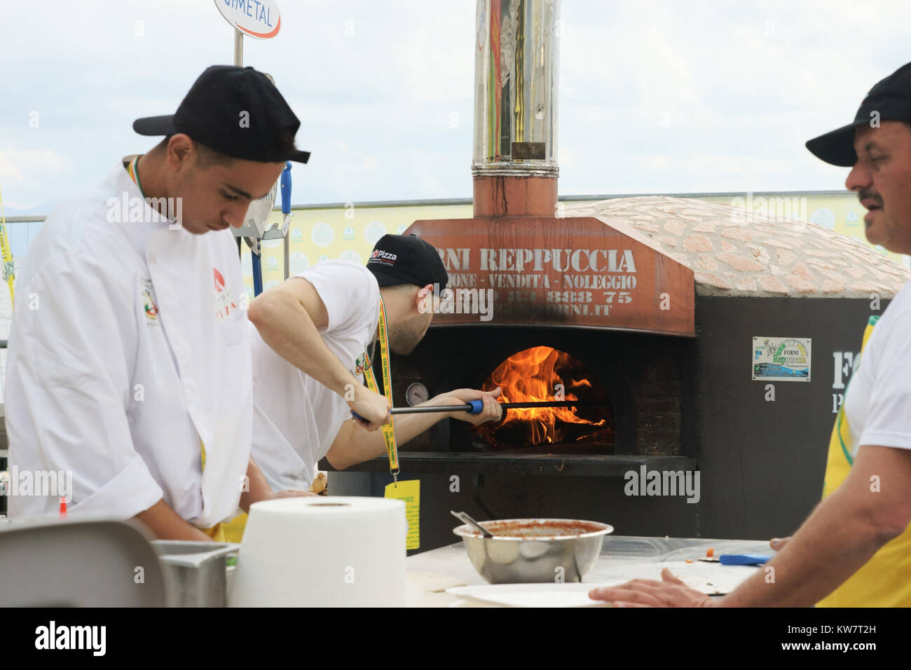 Neapolitanische Pizza-Chef mit einem Holzofen open air Pizza Stockfoto