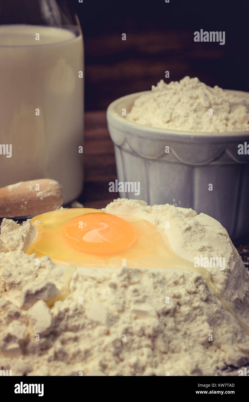Mehl mit Eiern und einer Flasche Milch. Stockfoto