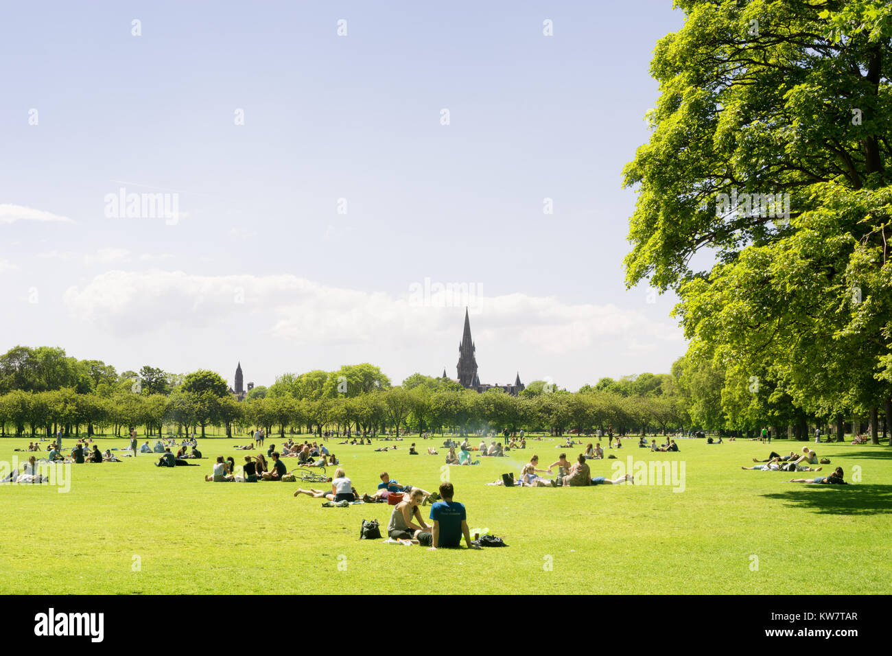 Jugendliche, Studenten von der Universität Edinburgh genießen Sie einen sonnigen Tag im Park, Edinburgh, Schottland, Großbritannien, Sonnenbaden und Grillen Stockfoto