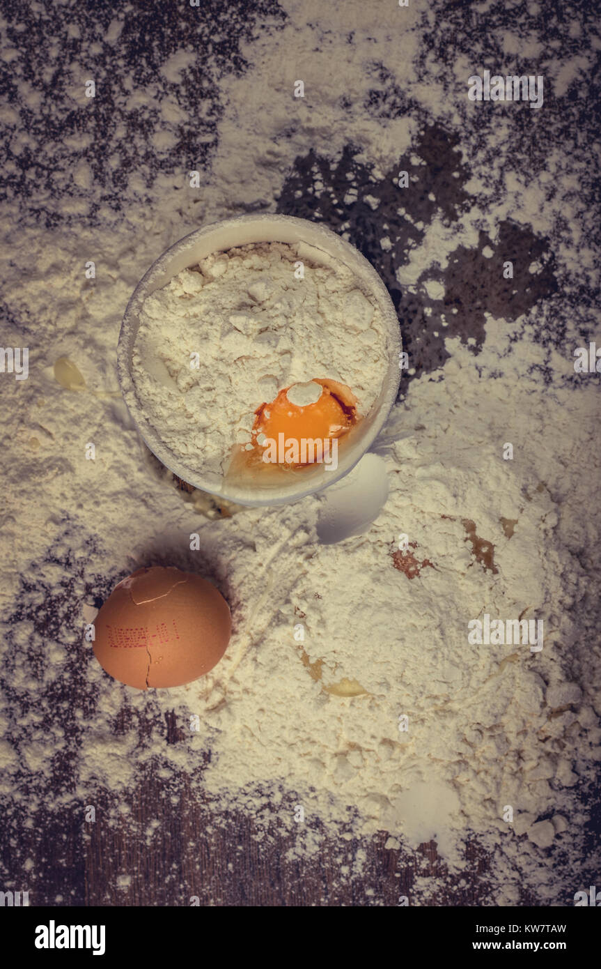 Mehl mit Eiern Hintergrund. Stockfoto