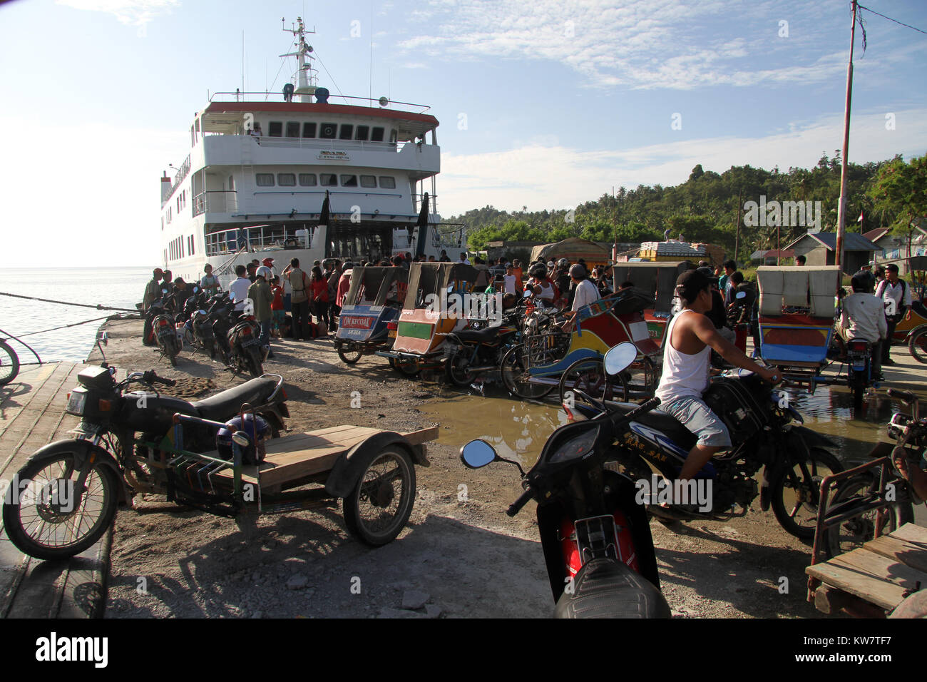 Personen und Fahrräder auf die Pier der Insel Nias, Indonesien Stockfoto