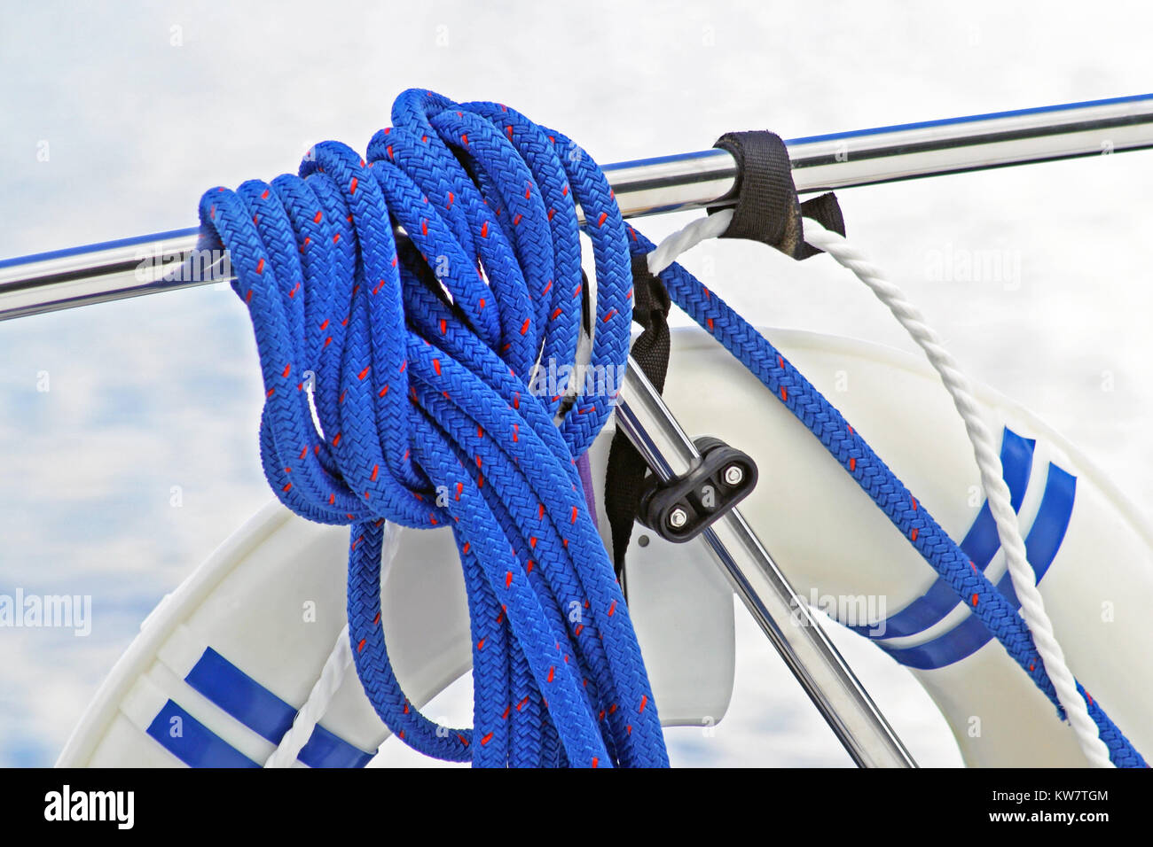 Lange blaue Seil verwendet wird ein Notfall Schwimmweste fest auf Boot Geländer befestigen Stockfoto