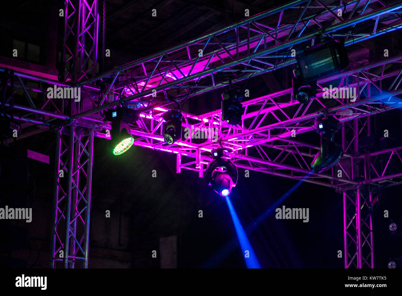 Bühne Leuchten und Strahler auf Metall Bau während einem Konzert Stockfoto